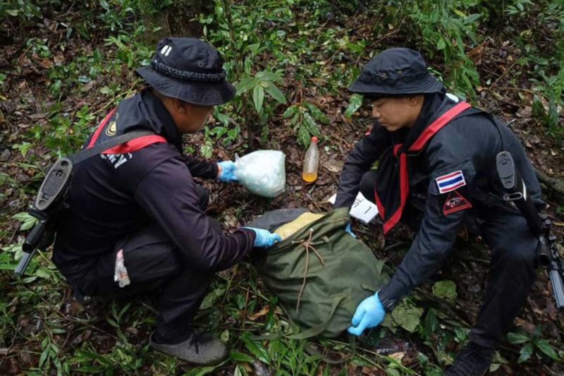 ทหารหน่วยเฉพาะกิจผาเมืองตรวจสอบยาบ้าหลังปะทะกับนักค้ายาใกล้ชายแดนไทย-เมียนมาในอำเภอแม่จัน จังหวัดเชียงรายเมื่อเดือนกรกฎาคมปีนี้ มีนักค้ายา 4 รายถูกสังหาร และยึดยาบ้าได้ 7.6 แสนเม็ด (ภาพ: กองทัพบกไทย)