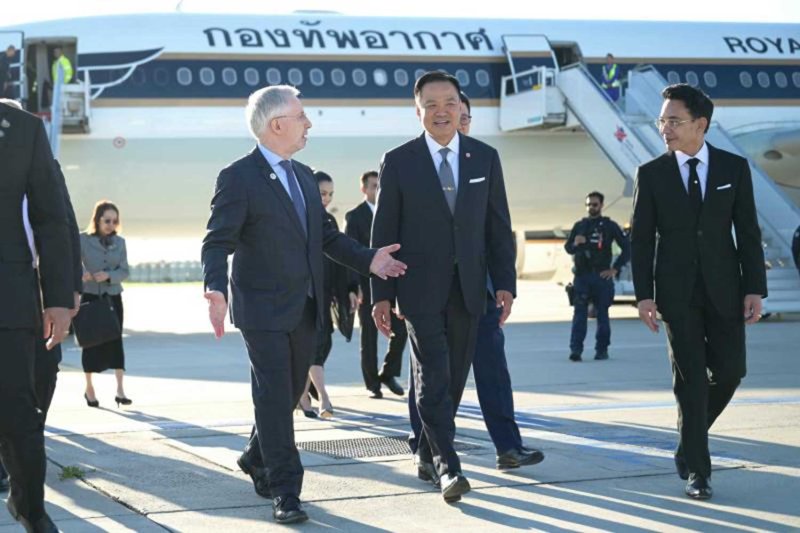 นายกรัฐมนตรีอนุทิน ชาญวีรกูล และคณะผู้แทนไทยเดินทางถึงสนามบินนานาชาติปารีส-ออร์ลี กรุงปารีส ประเทศฝรั่งเศส เมื่อเดือนพฤษภาคม ในการเยือนอย่างเป็นทางการ ซึ่งรวมถึงการหารือเชิงยุทธศาสตร์ครอบคลุมด้านการค้า พลังงาน และมรดกทางวัฒนธรรม ทำเนียบรัฐบาล