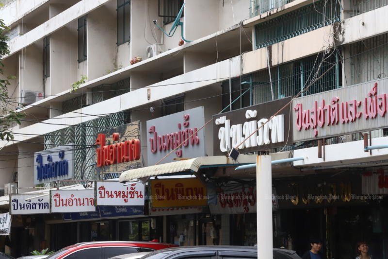 ร้านจำหน่ายอาวุธปืนในกรุงเทพฯ ย่านวังบูรพา หนึ่งในศูนย์กลางการค้าอาวุธปืนที่ถูกกฎหมายที่ใหญ่และเก่าแก่ที่สุดของประเทศ เงียบเหงาเมื่อวันที่ 17 ส.ค. ท่ามกลางมาตรการควบคุมใบอนุญาตซื้ออาวุธปืนที่เข้มงวดขึ้นของรัฐบาล (ภาพ: อภิชาติ จินากุล)