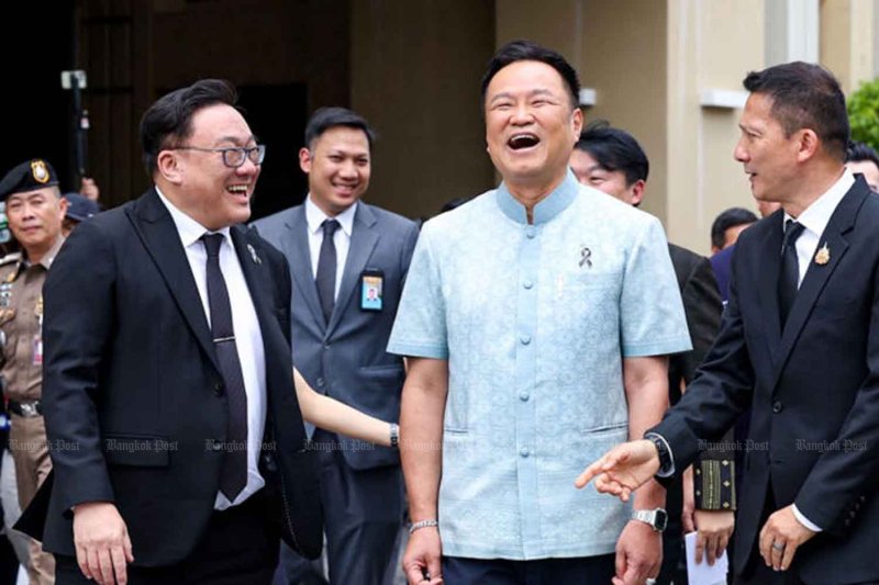 นายกรัฐมนตรีอนุทิน ชาญวีรกูล และนายจุลพันธ์ อมรวิวัฒน์ ผู้นำพรรคเพื่อไทย ร่วมแบ่งปันเสียงหัวเราะที่ทำเนียบรัฐบาลเมื่อวันพุธ