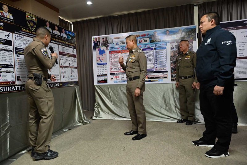 นายพลภี สุวรรณฉวี รัฐมนตรีช่วยว่าการกระทรวงมหาดไทยไทย ฝ่ายขวา กำลังเข้าร่วมการบรรยายสรุปของตำรวจที่เกาะสมุยเมื่อวันเสาร์ (ภาพจากตำรวจ)