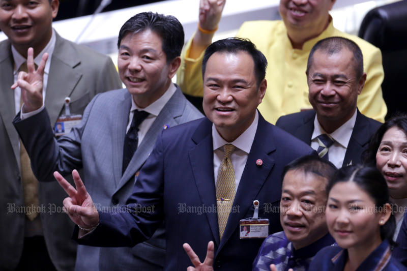 นายอนุทิน ชาญวีรกูล นายกรัฐมนตรีและรัฐมนตรีว่าการกระทรวงมหาดไทย (กลาง) และเจ้าหน้าที่ ถ่ายภาพชูสองนิ้วที่รัฐสภาในกรุงเทพฯ (ภาพไฟล์: ชนัต ขัตติยะญู)