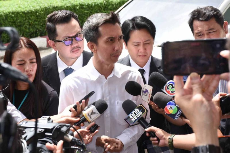 ส.ส. ชลนภัทร นาคเสือ พูดคุยกับผู้สื่อข่าวที่สำนักงานอัยการสูงสุด กรุงเทพฯ เมื่อวันจันทร์ (ภาพจัดหา)