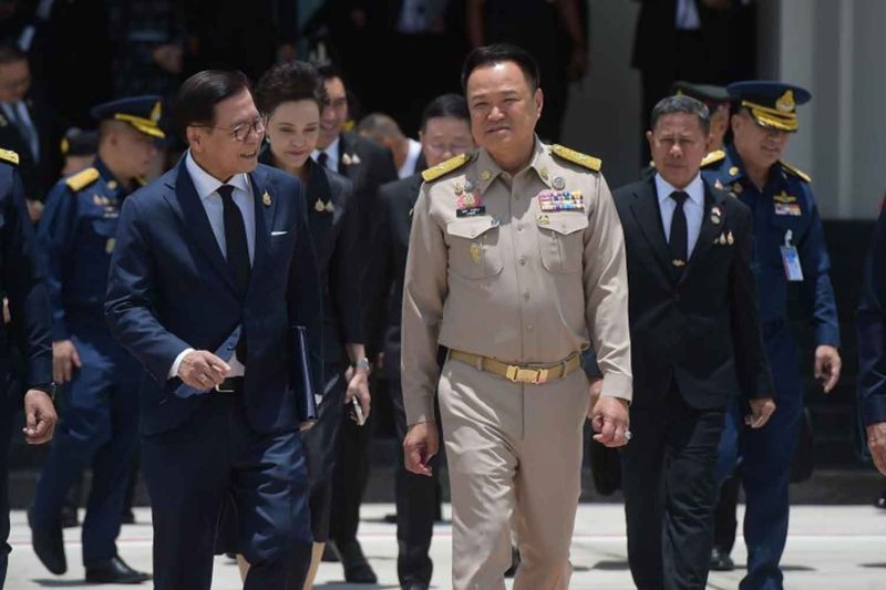 นายกรัฐมนตรีอนุทิน ชาญวีรกูล และคณะผู้แทน รวมถึงรัฐมนตรีว่าการกระทรวงการต่างประเทศ สีหศักดิ์ พวงเกตุแก้ว (ซ้าย) กำลังอยู่ที่กองบิน 6 กรุงเทพฯ เพื่อเดินทางไปยังอินโดนีเซียเมื่อวันจันทร์ ภาพจากทำเนียบรัฐบาล