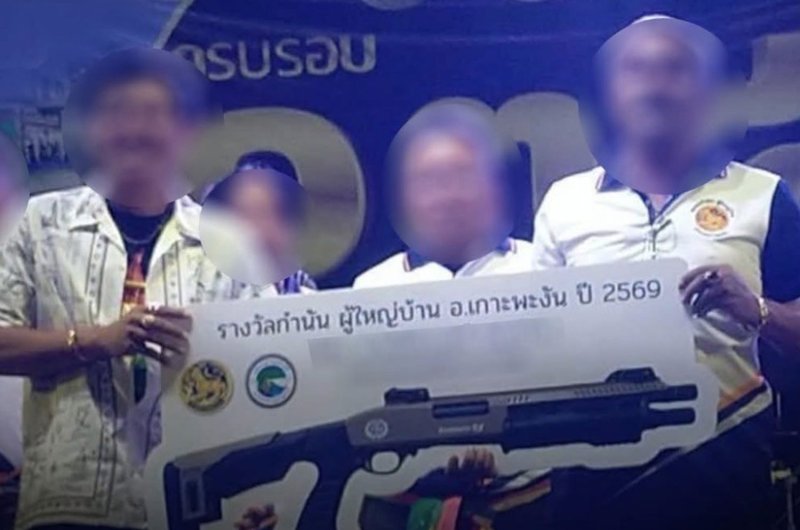 ผู้เข้าร่วมงานเฉลิมฉลองประจำปีสำหรับกำนันและผู้ใหญ่บ้านบนเกาะพะงัน จังหวัดสุราษฎร์ธานี เมื่อวันจันทร์ (ภาพถ่ายโดยสำนักข่าว)