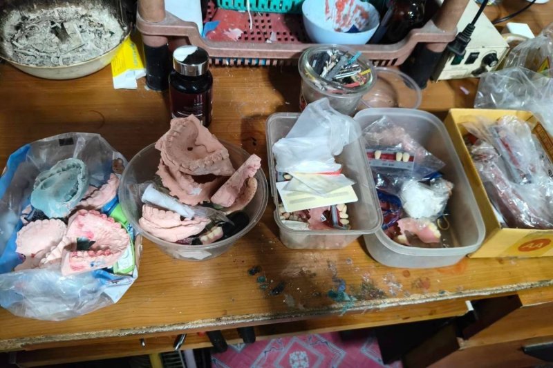 ฟันปลอมจำนวนมากที่จัดทำโดยช่างผู้ไม่ได้รับอนุญาต