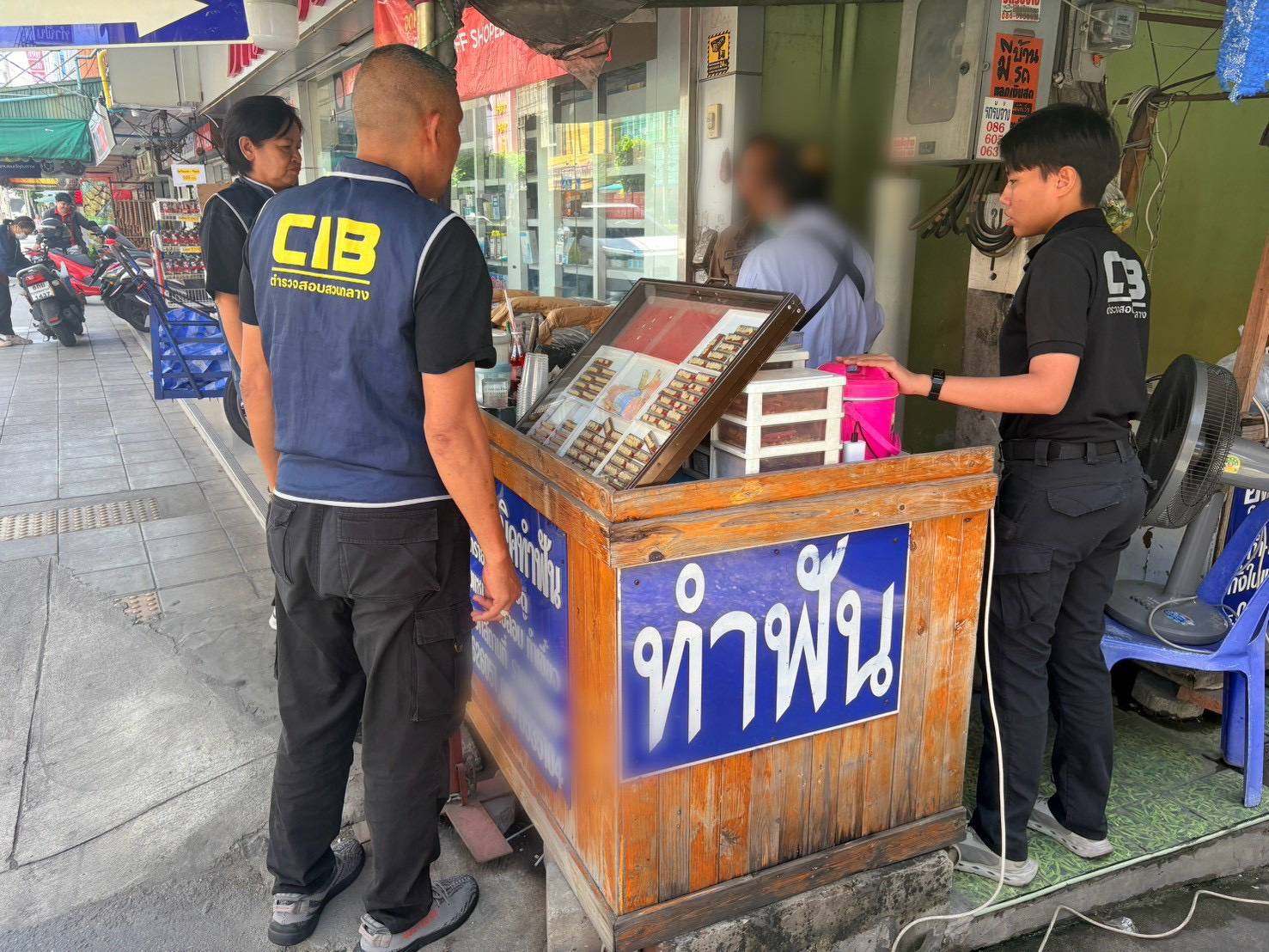 ตำรวจตรวจสอบแผงฟันปลอมริมถนนที่ไม่ได้รับอนุญาต