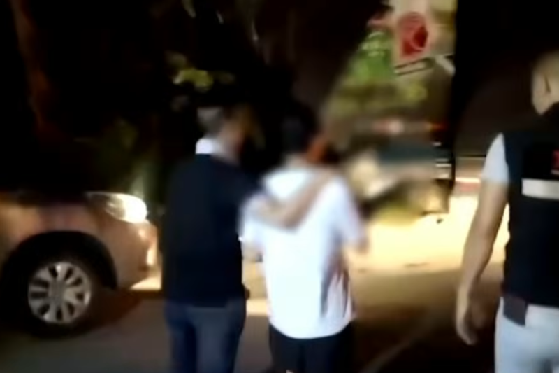 ตำรวจควบคุมตัวชายชาวจีนทางภาคใต้ของประเทศไทย ระหว่างการเดินทางไปยังมาเลเซียที่อำนวยความสะดวกโดยเครือข่ายผิดกฎหมาย (ภาพ: ภาพหน้าจอจากโทรทัศน์ตำรวจ)