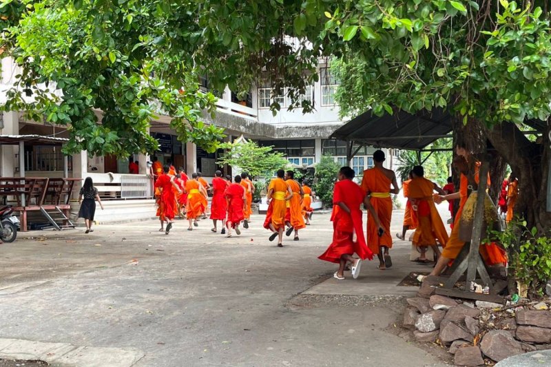 สามเณรหนีจากวัดบูรพา โดยไม่ทราบว่าเป็นเพียงการจำลองสถานการณ์โจมตีของผู้บุกรุกติดอาวุธ ซึ่งเป็นส่วนหนึ่งของการฝึกซ้อมของตำรวจ (ภาพ: ประสิทธิ์ ตั้งประเสริฐ)