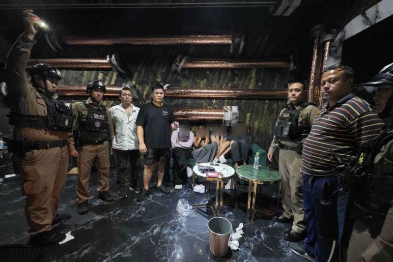 ตำรวจบุกทลายผับเถื่อนในเขตวังทองหลาง กรุงเทพฯ เมื่อเช้ามืดวันอาทิตย์ (ภาพจากตำรวจ)