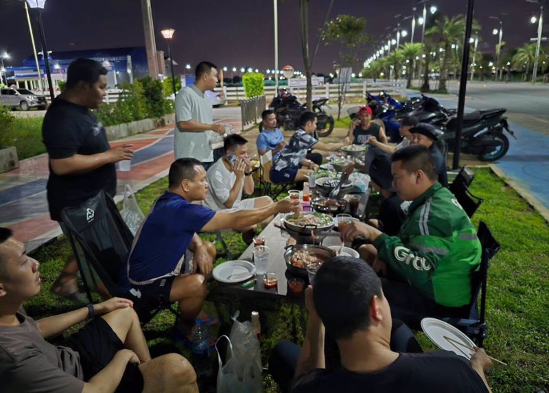 ภาพตำรวจนอกเครื่องแบบกำลังตั้งวงหมูกระทะริมถนนบางพลี เพื่อซุ่มสังเกตการณ์กลุ่มวัยรุ่นรวมตัวแข่งรถผิดกฎหมาย (ภาพ: เฟซบุ๊ก อนุวัต จัดให้)