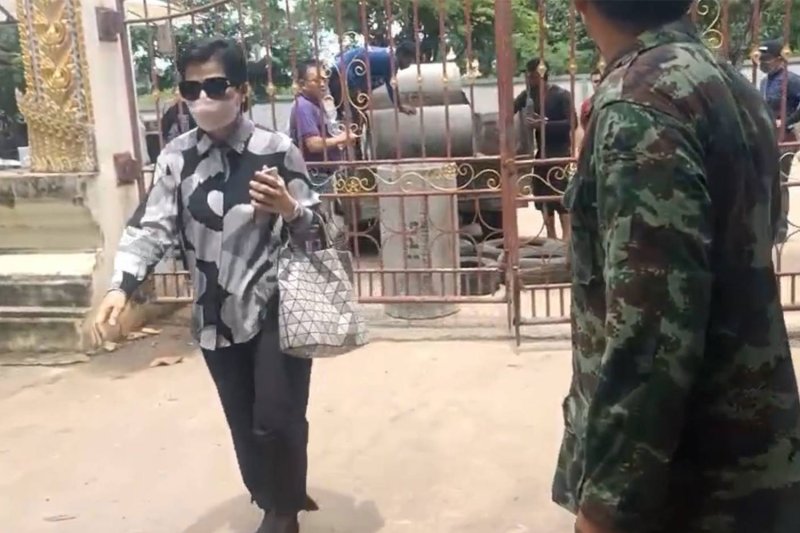 ชมมณี “ป้าดา” น้อยจันทร์ ตัวแทนทายาทผู้บริจาคที่ดินเฮียง พิมพ์ศรี ที่ทางเข้าวัดป่าอดุลยาราม อ.เมืองขอนแก่น เมื่อวันที่ 10 ส.ค. มีกลุ่มชายนำรถโม่ปูนและท่อมาขวางทางเข้าวัด (ภาพ: จักรพรรณ์ ณัฐันรี)