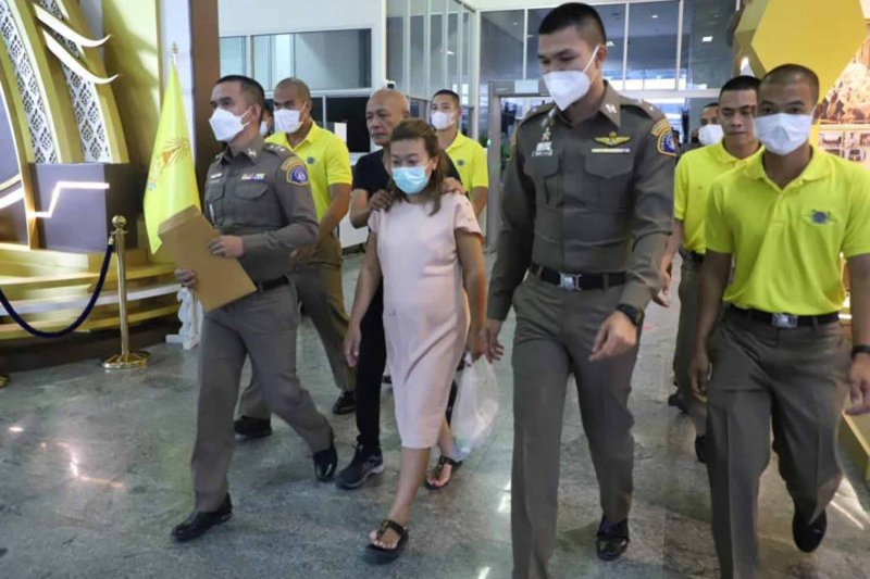 สรารัตน์ “แอม ไซยาไนด์” รังสิวุฒาภรณ์ ถูกนำตัวเข้าควบคุมของเจ้าหน้าที่ตำรวจในเดือนเมษายน 2566 (ภาพจากแฟ้ม)