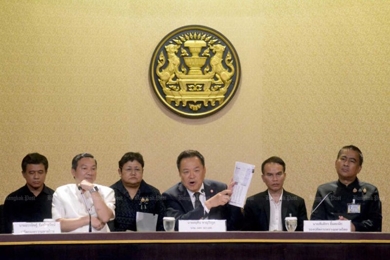 นายอนุทิน ชาญวีรกูล นายกรัฐมนตรีไทย แสดงแผ่นกระดาษคำตอบที่ทำเนียบรัฐบาลระหว่างการบรรยายสรุปเมื่อเดือนที่แล้วเกี่ยวกับคดีทุจริตการสอบราชการส่วนท้องถิ่น ชนะ คตัญญู