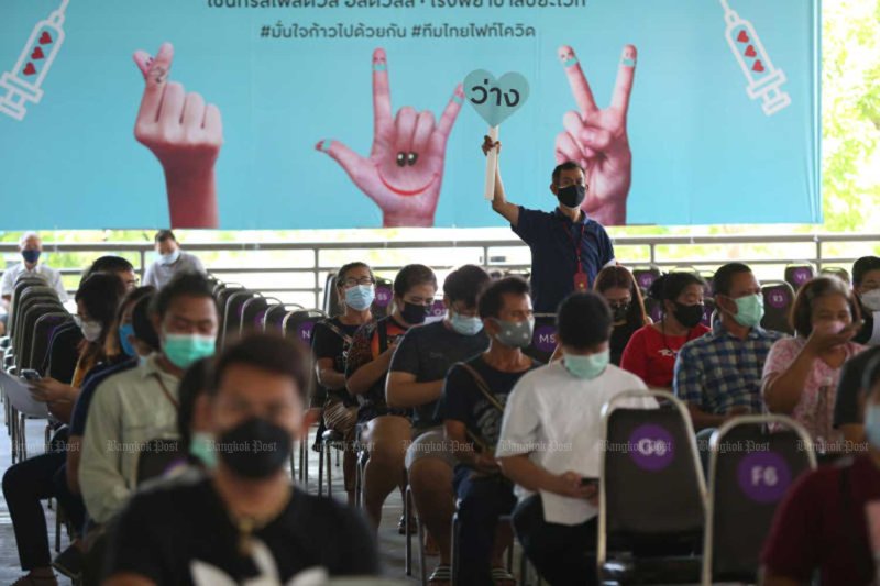 ประชาชนรอรับวัคซีนที่จองผ่านระบบหมอพร้อมในกรุงเทพฯ เมื่อปี 2564. วรุฒ หิรัญญะเทพ