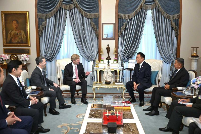 นายกรัฐมนตรีอนุทิน ชาญวีรกูล (กลางขวา) ต้อนรับเอลบริดจ์ คอลบี หัวหน้าฝ่ายนโยบายเพนตากอน (กลางซ้าย) ที่ทำเนียบรัฐบาล กรุงเทพฯ เมื่อวันที่ 13 ส.ค. 2569 (ภาพ: ทำเนียบรัฐบาล)