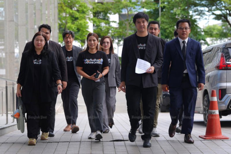 นายสุทัศน์ ธรรมาภัสดี (ที่สองจากขวา) นำทีมก้าวหน้าประกันสังคมยื่นคำร้องต่อศาลปกครองกลางเมื่อวันที่ 5 ส.ค. เพื่อขอให้เพิกถอนคำสั่งเลื่อนการเลือกตั้งคณะกรรมการประกันสังคม (ภาพ: พรพรม สถาสรยา)