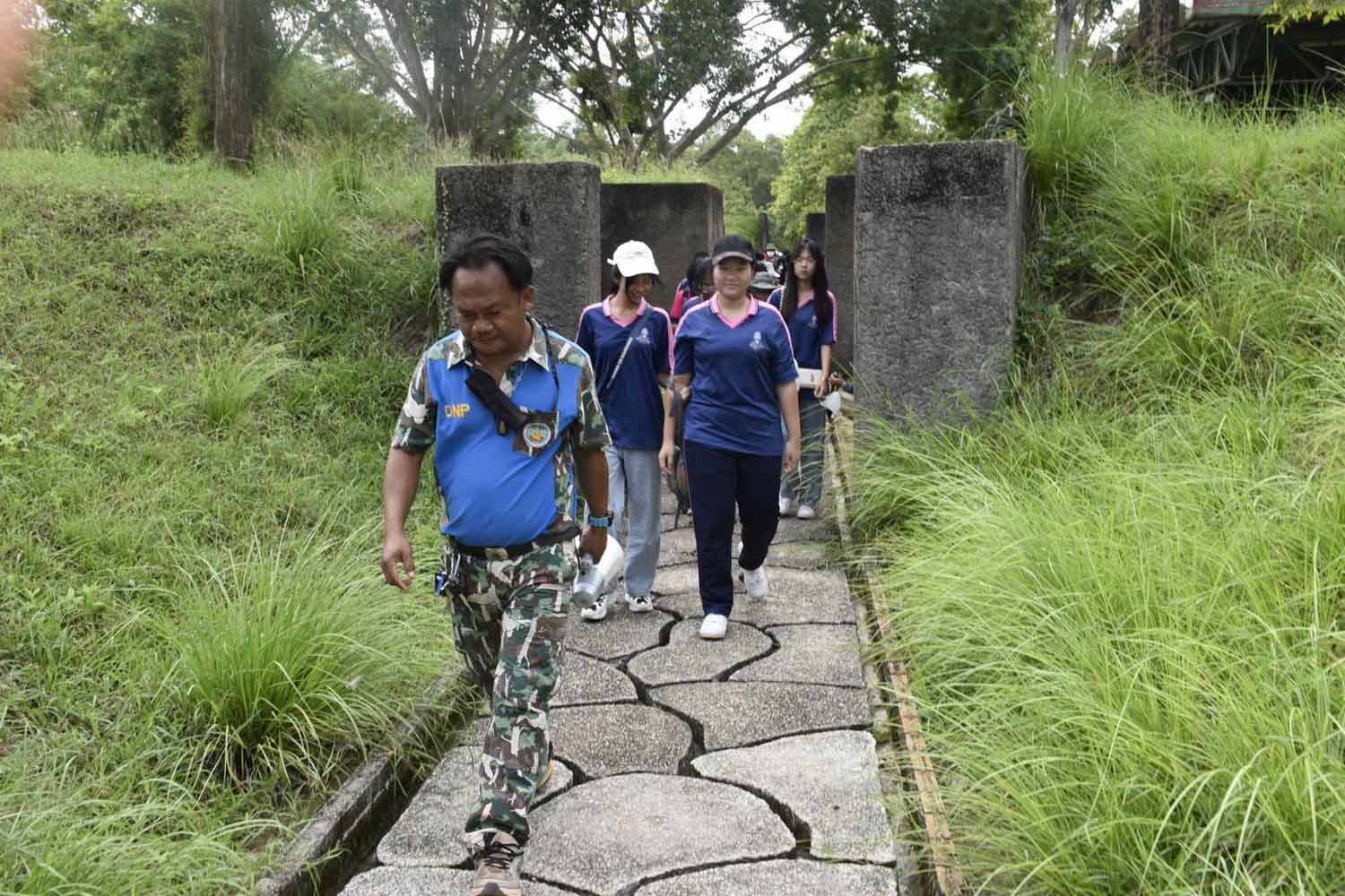 นายสาครินทร์ วิชาจาร นำนักเรียนทัศนศึกษาในเขตรักษาพันธุ์ฯ (ภาพแฟ้ม)