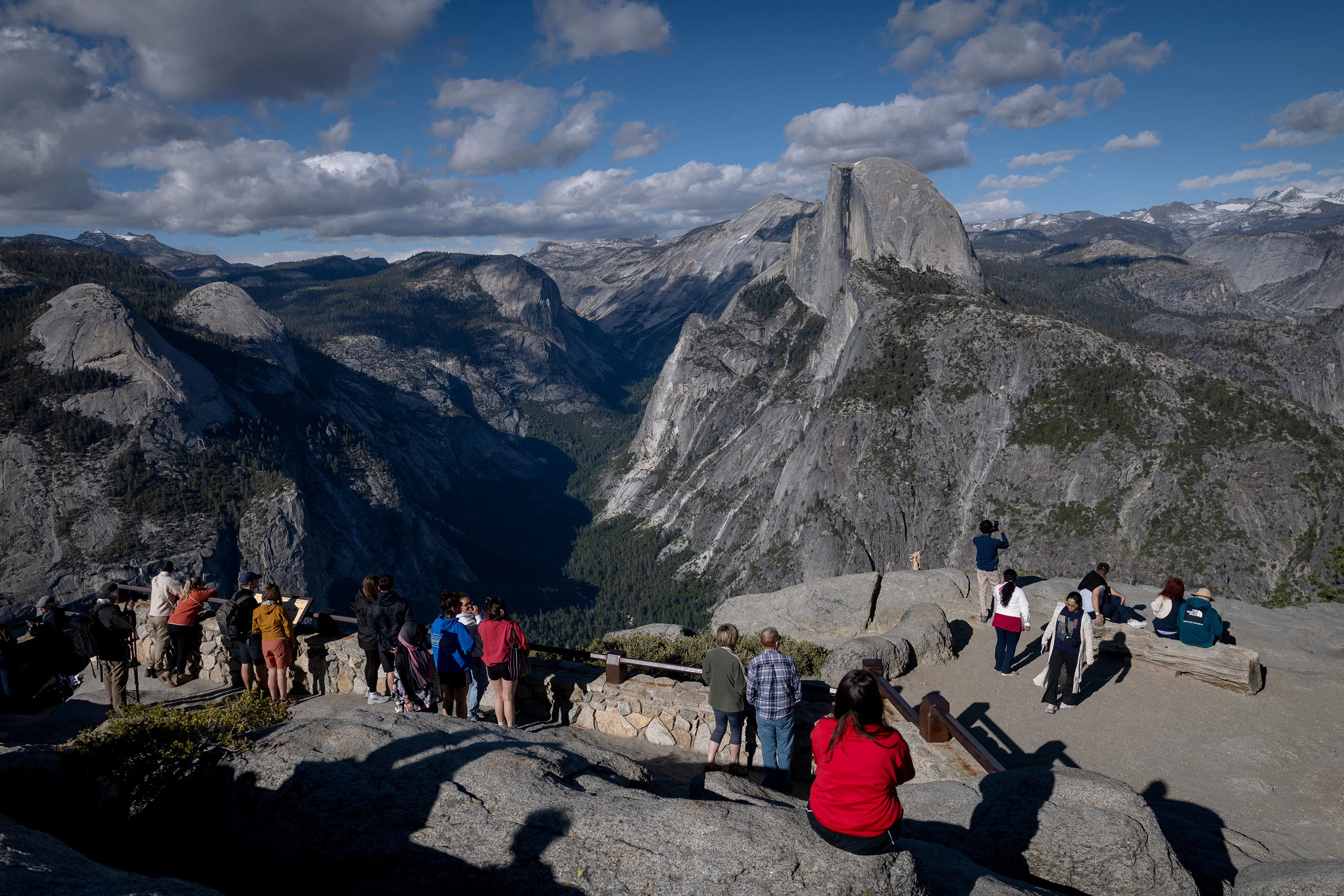 ผู้คนรวมตัวกันที่ Glacier Point เพื่อชม Half Dome ในอุทยานแห่งชาติโยเซมิติ เมื่อวันที่ 17 พฤษภาคม