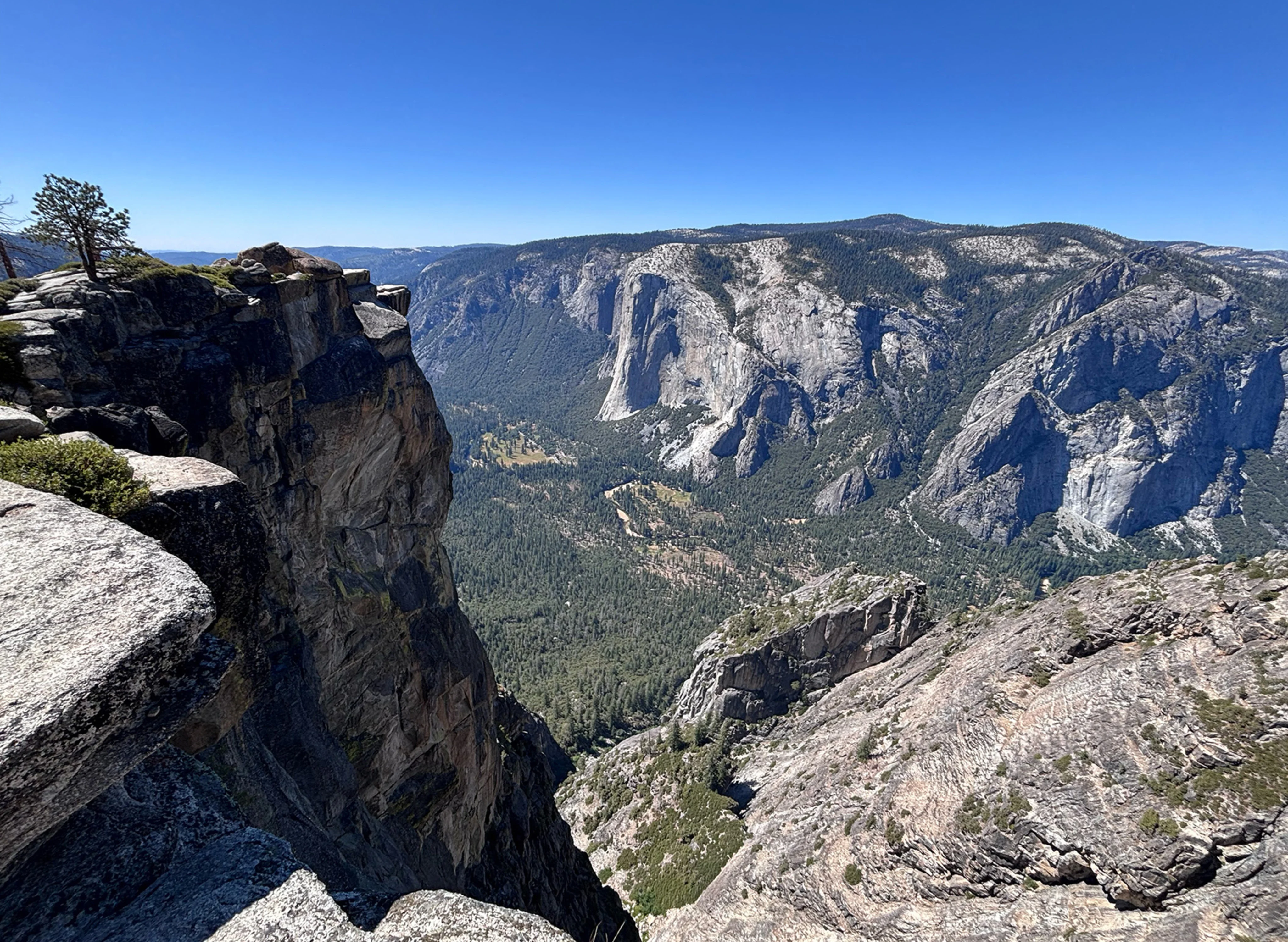 ทัศนียภาพจากแนวหางปลาใกล้จุดชมวิว Taft Point ในอุทยานแห่งชาติโยเซมิติ