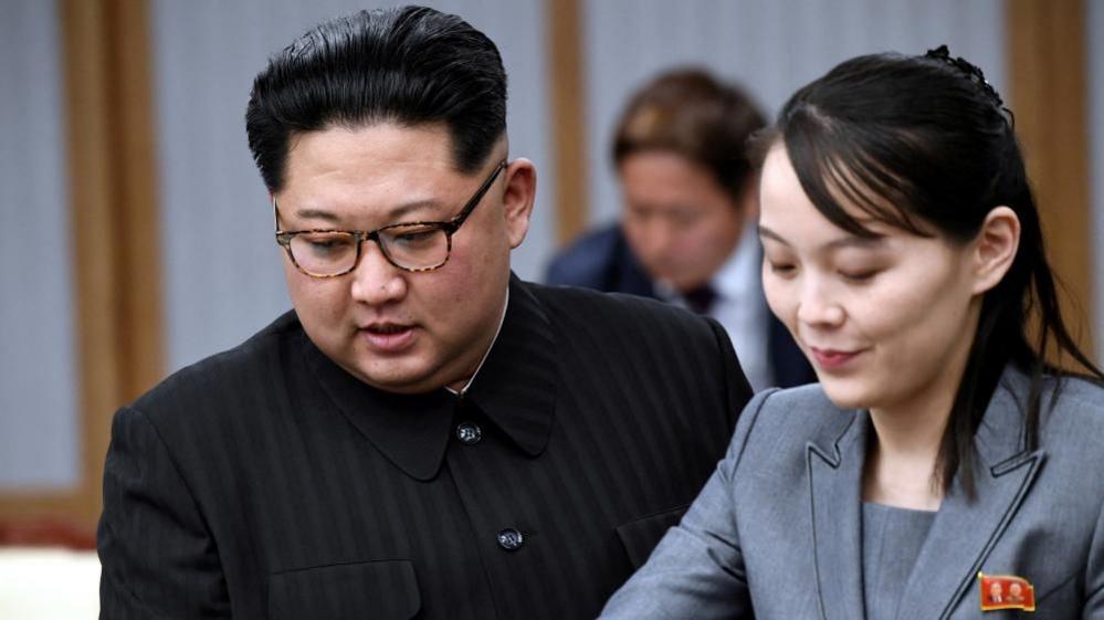 นายคิม จอง อึน ผู้นำเกาหลีเหนือ และคิม โย จอง น้องสาว เข้าร่วมการประชุมกับประธานาธิบดีมุน แจ-อิน ของเกาหลีใต้ที่ Peace House ในหมู่บ้านปันมุนจอม