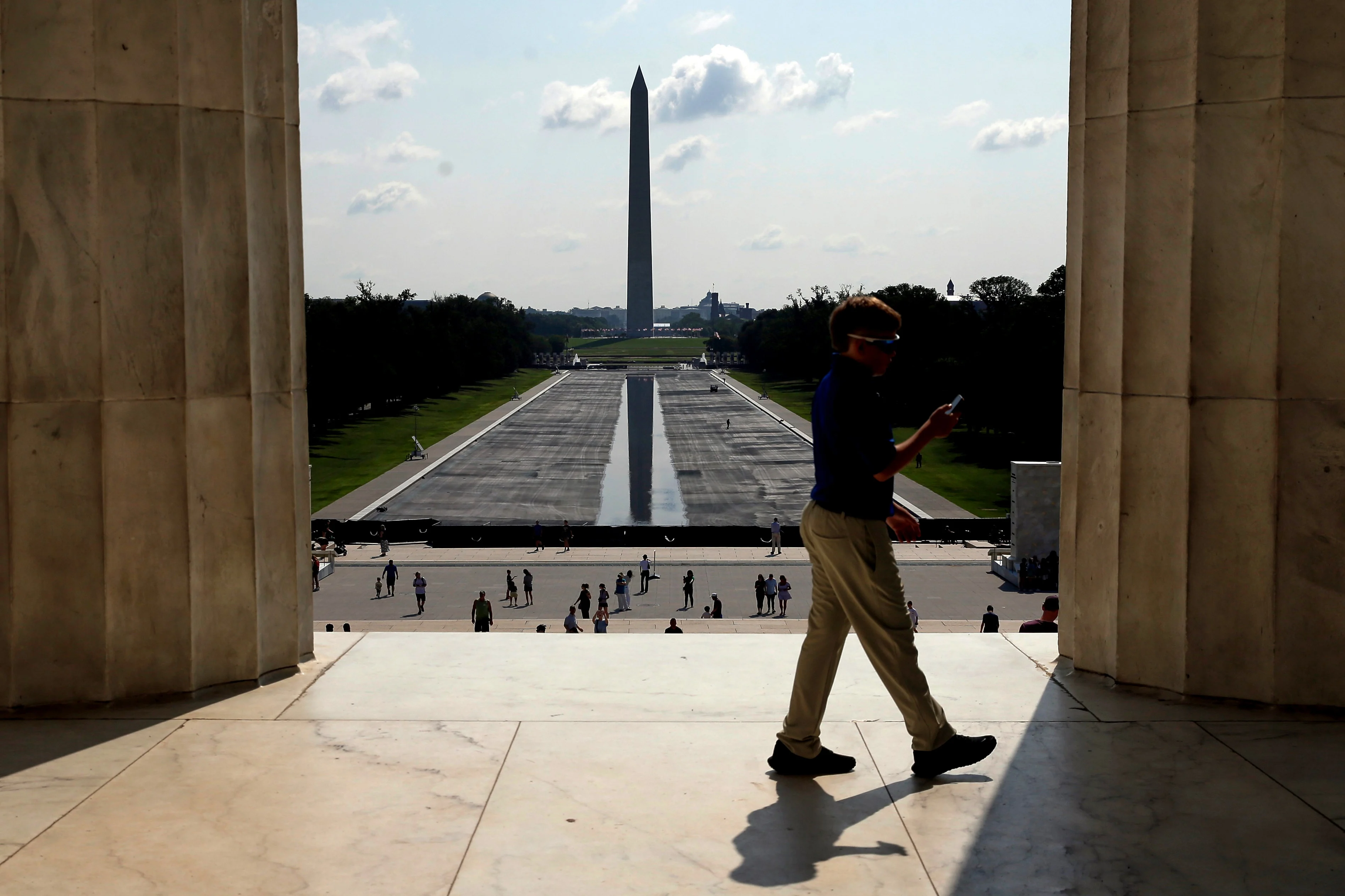 มองเห็นอนุสาวรีย์วอชิงตันเป็นฉากหลังของ Lincoln Memorial Reflecting Pool ที่ระบายน้ำออกหมดแล้ว เมื่อวันพุธ รูปภาพ: AP