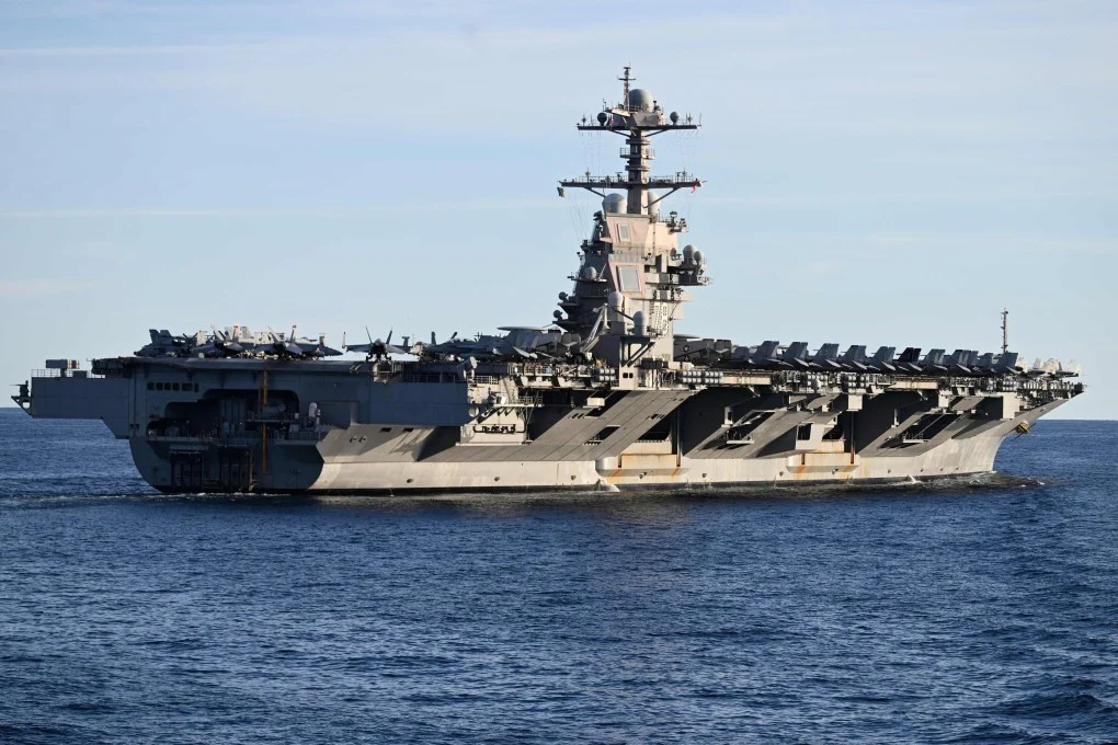เรือบรรทุกเครื่องบิน USS Gerald R. Ford ซึ่งเป็นเรือบรรทุกเครื่องบินที่ใหญ่ที่สุดในโลก ขณะซ้อมรบในทะเลเหนือเมื่อเดือนกันยายน 2025 ภาพ: AFP
