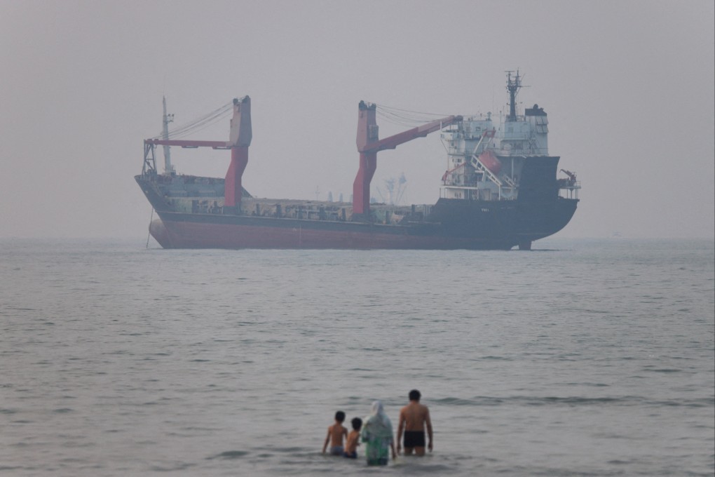 เรือลำหนึ่งในช่องแคบฮอร์มุซ ใกล้กับชายหาดบันดาร์อับบาส ประเทศอิหร่าน เมื่อเดือนมิถุนายน ภาพ: ISNA/WANA ผ่าน Reuters