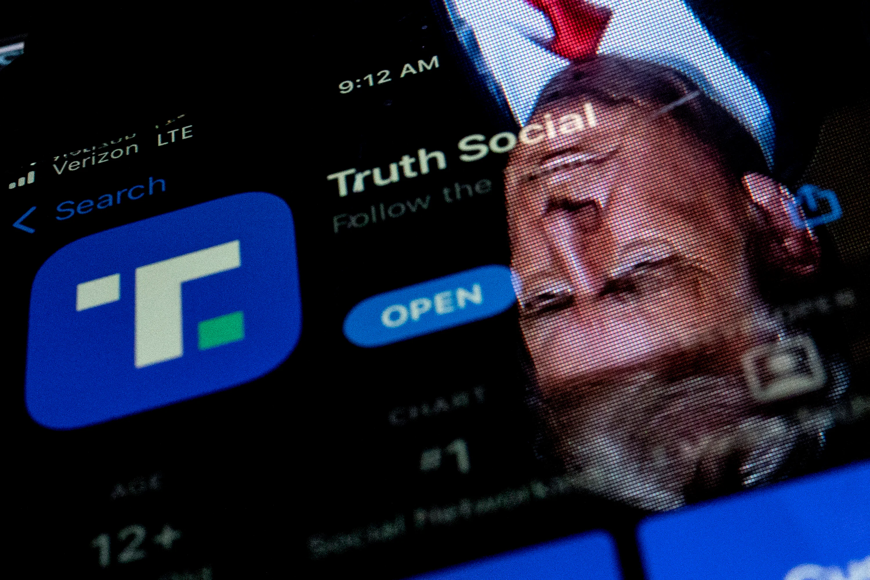 ประธานาธิบดีโดนัลด์ ทรัมป์ สะท้อนในหน้าจอโทรศัพท์ที่แสดงแอป Truth Social