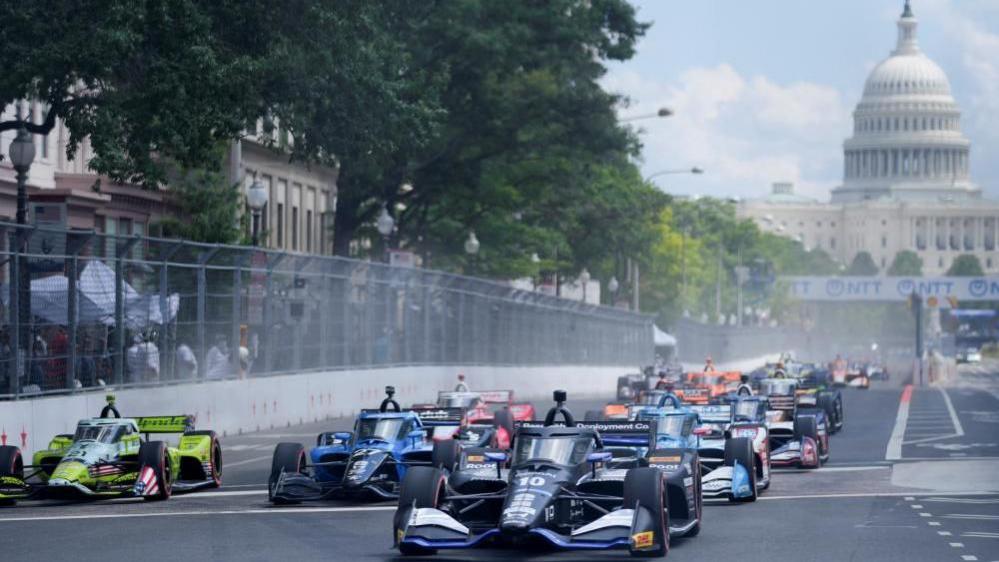 รถแข่ง Indycar กำลังขับเคลื่อนผ่านกรุงวอชิงตัน ดี.ซี.