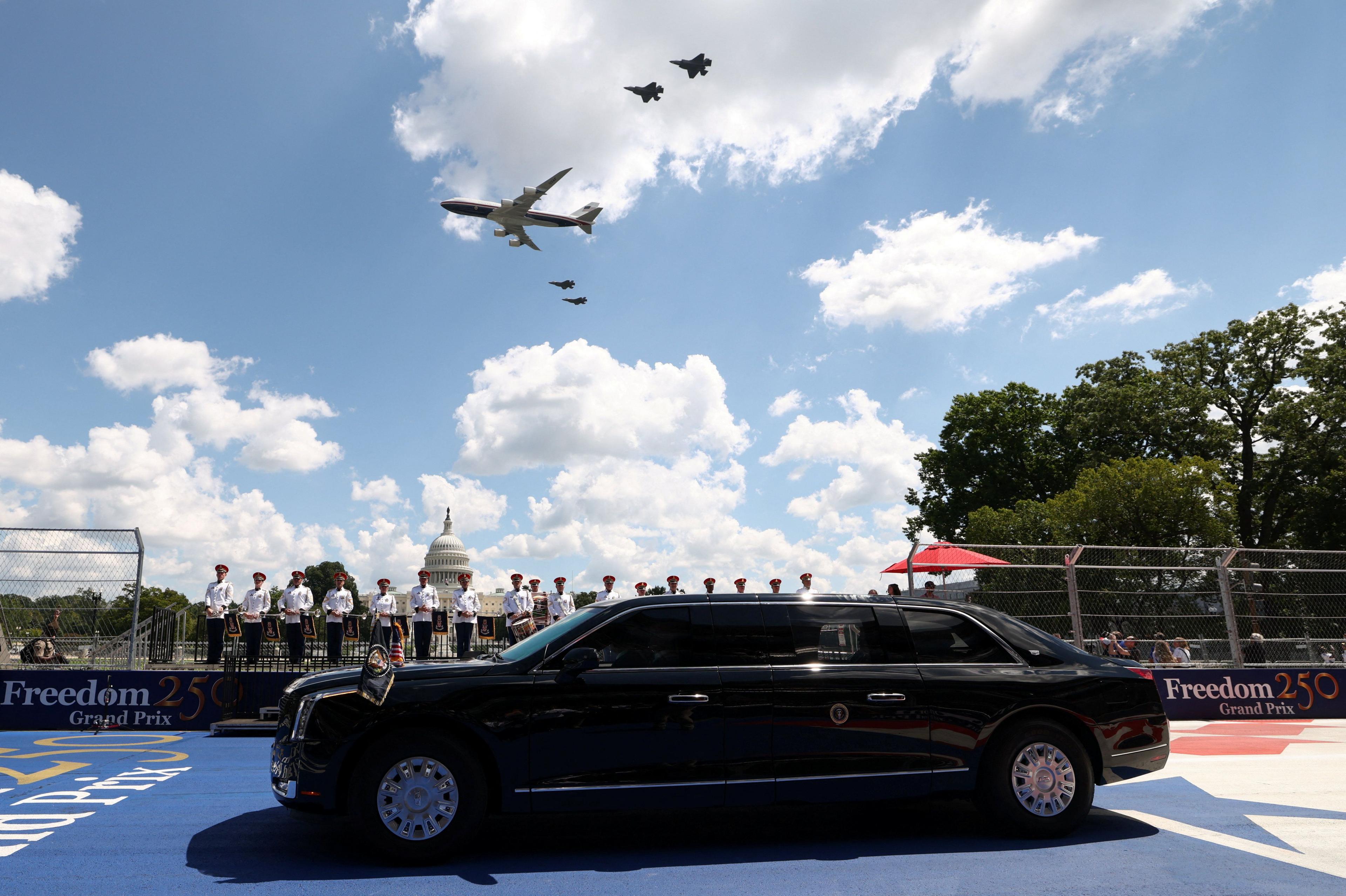 รถ The Beast พร้อมเครื่องบิน Air Force One บินอยู่เหนือศีรษะ