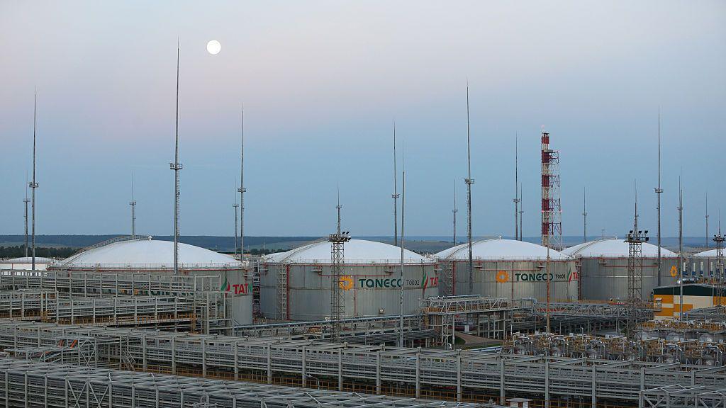 ภาพโรงงานกลั่นและปิโตรเคมีในเมืองนิจเนคัมสก์ (ภาพสต็อก)