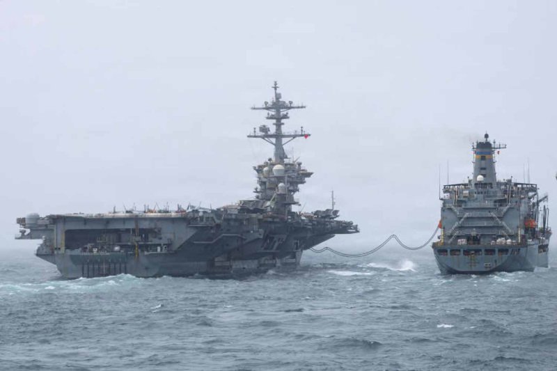 เรือบรรทุกเครื่องบิน USS Abraham Lincoln กำลังเติมเชื้อเพลิงกลางทะเลโดยเรือเติมน้ำมัน USNS Henry J Kaiser เมื่อวันที่ 16 ส.ค. 2026 เรือ Lincoln มีกำหนดเดินทางถึงสัตหีบ ประเทศไทยในสัปดาห์หน้า หลังจากทำสถิติไม่ได้จอดเทียบท่ามานานกว่า 250 วัน (ภาพ: US Navy Handout via Reuters)