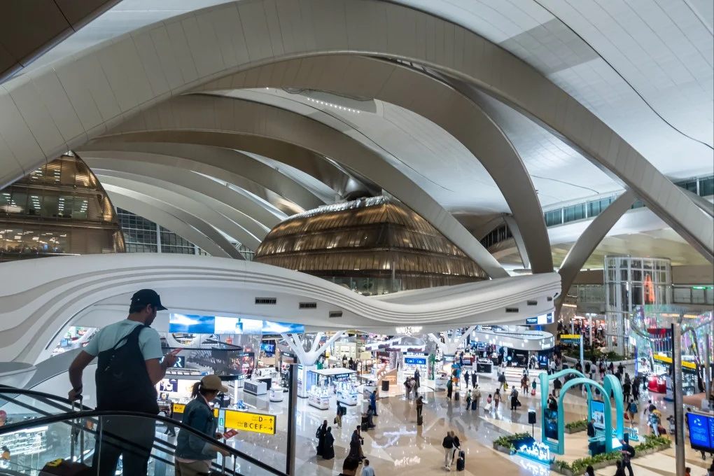 ผู้โดยสารที่สนามบินนานาชาติซาเยดในอาบูดาบี สหรัฐอาหรับเอมิเรตส์ สถานทูตสหรัฐฯ ในตะวันออกกลางเมื่อวันเสาร์เตือนชาวอเมริกันให้เตรียมพร้อมเดินทางออกจากภูมิภาค ท่ามกลางสถานการณ์ความขัดแย้งที่ทวีความรุนแรงขึ้น ภาพ: UCG / Universal Images Group via Getty Images