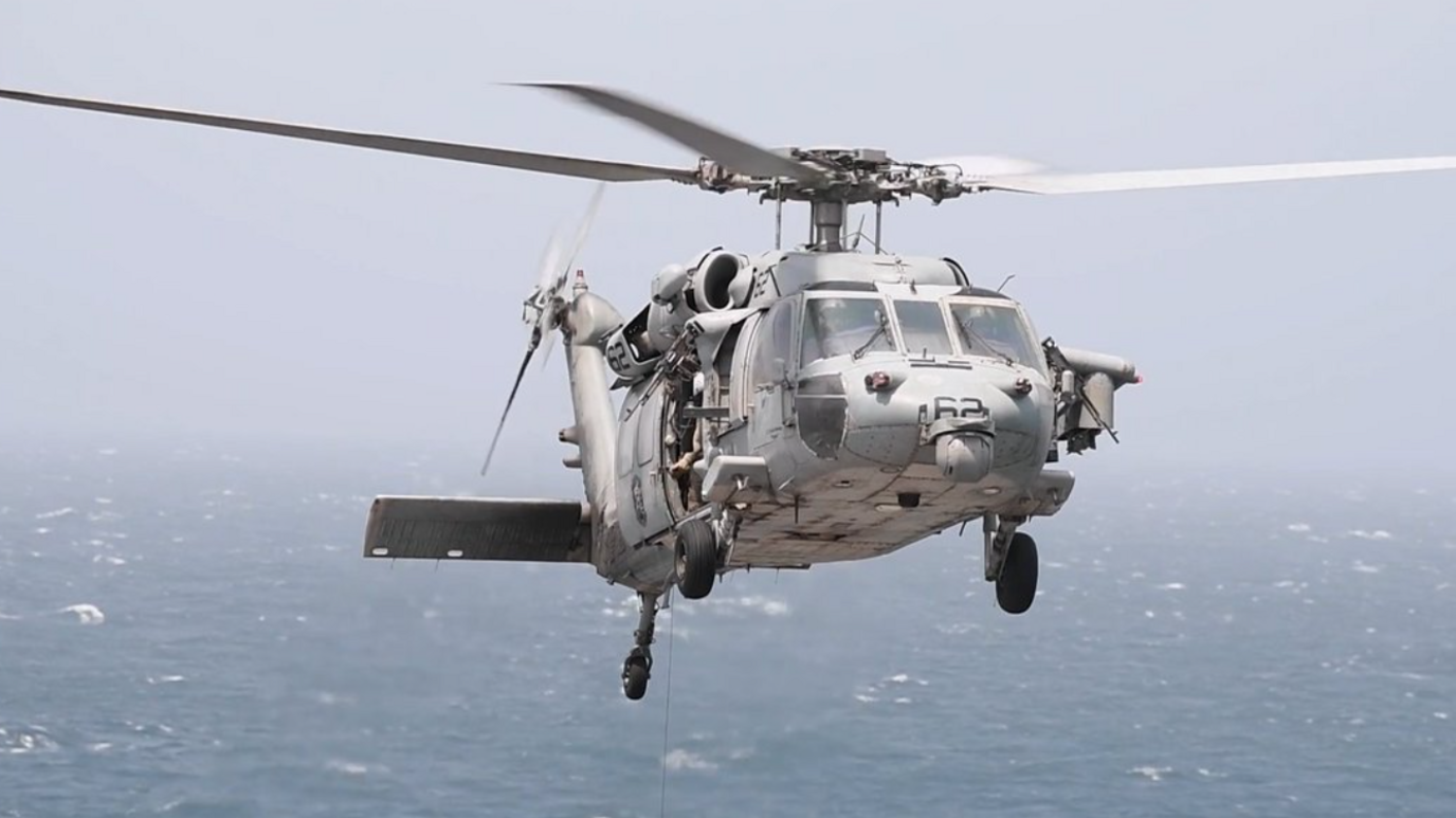 ภาพถ่ายเฮลิคอปเตอร์ MH-60 ของกองทัพเรือสหรัฐฯ ที่บัญชาการกลางสหรัฐฯ ใช้ในการแจ้งการโจมตีเรือสินค้าด้วยขีปนาวุธ
