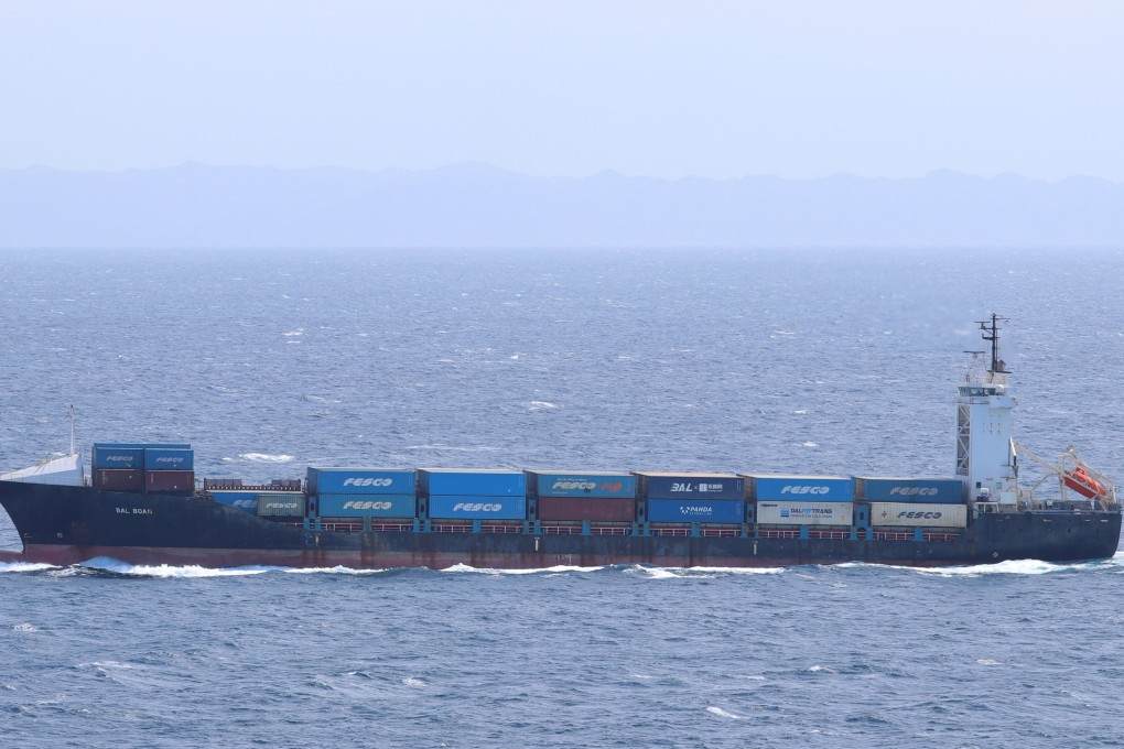 เรือบรรทุกสินค้า M/V Vela Nova ติดธงปานามา เมื่อวันอังคาร กองทัพเรือสหรัฐฯ ระบุว่าได้ยิงเรือลำนี้หลังจากที่พยายามฝ่าฝืนการปิดล้อมท่าเรือของอิหร่าน ภาพ: Vladimir Tonic / Handout via Reuters