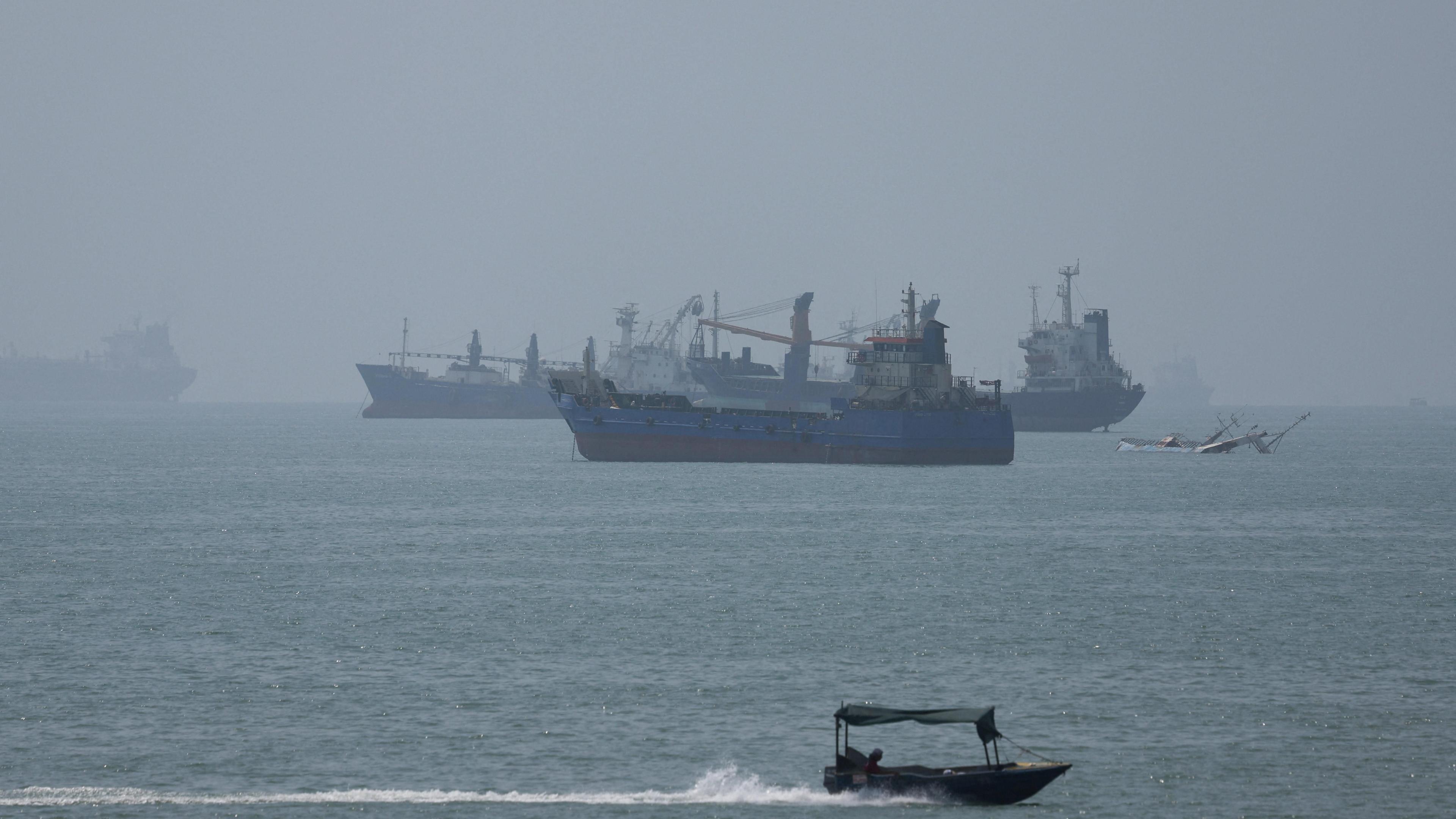 เรือขนาดใหญ่ในช่องแคบฮอร์มุซใกล้ชายหาดบันดาร์อับบาส