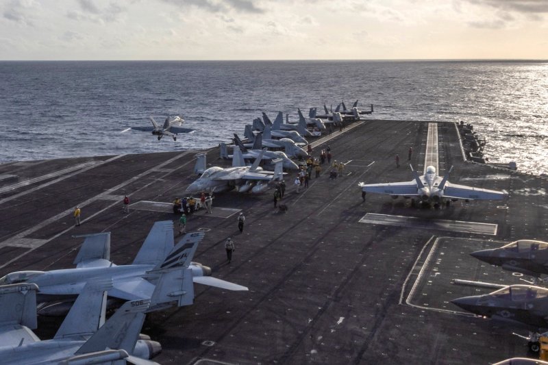 เครื่องบินขับไล่ F/A-18E Super Hornet ของกองทัพเรือสหรัฐฯ กำลังบินขึ้นจากดาดฟ้าเรือบรรทุกเครื่องบิน USS Abraham Lincoln ในมหาสมุทรอินเดีย เมื่อวันที่ 22 ส.ค. 2026