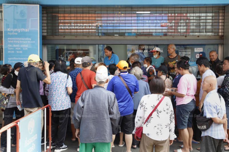 ฝูงชนรวมตัวกันนอกธนาคารกรุงไทย สาขาตลาดบางใหญ่ จังหวัดนนทบุรี เมื่อวันที่ 4 มิถุนายน เพื่อขอความช่วยเหลือในการลงทะเบียนบัตรสวัสดิการแห่งรัฐรอบใหม่