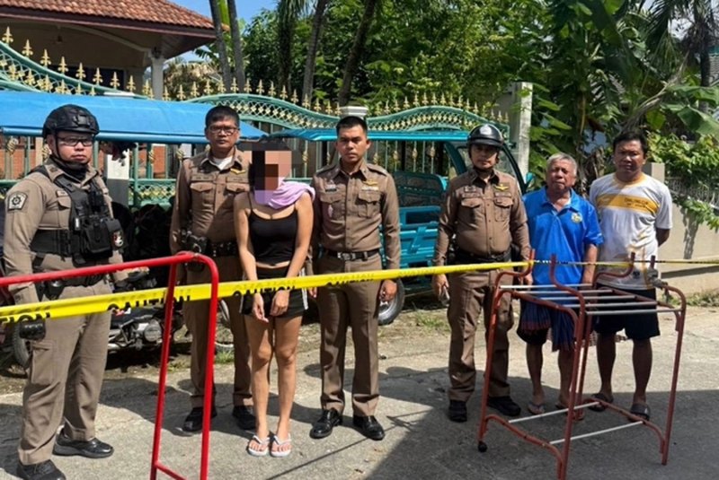 เจ้าหน้าที่ตำรวจได้ปิดล้อมบ้านในพื้นที่อำเภอเมือง จังหวัดภูเก็ต และจับกุมหญิงสาวที่นั่งอยู่ ซึ่งถูกกล่าวหาว่าใช้มีดแทงและตัดศีรษะแม่สามีวัย 74 ปี เมื่อเช้าวันเสาร์ (ภาพ: สถานีตำรวจภูธรฉลอง)