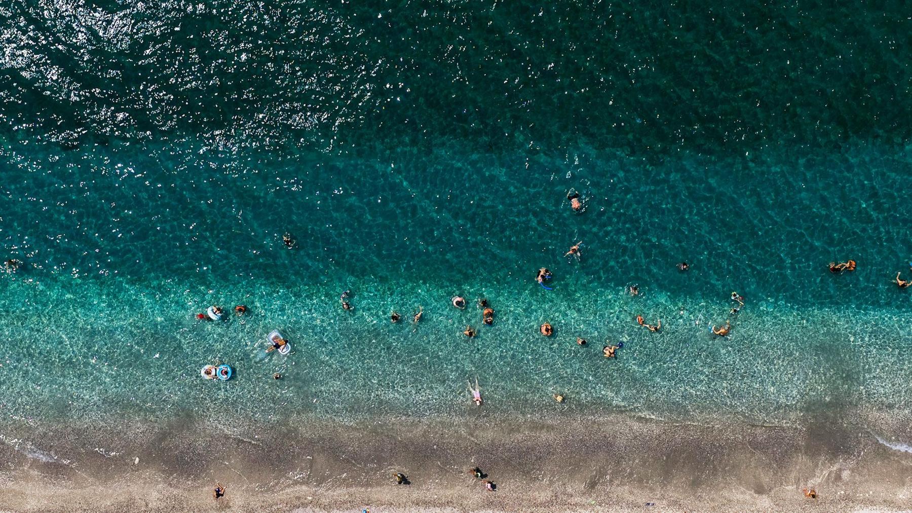 ภาพถ่ายทางอากาศของชายหาดในกรีซและมหาสมุทร