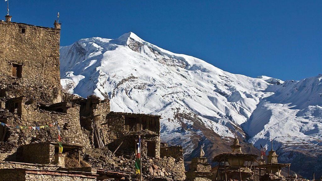 ยอดเขา Himlung Himal สูงตระหง่านเหนือหมู่บ้านเนปาล