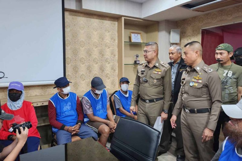 พล.ต.อ. สำราญ นวลมา รองผู้บัญชาการตำรวจแห่งชาติ (ขวา) ดูผู้ต้องสงสัยในคดีทุจริตบัตรประชาชน ที่สำนักงานตำรวจภูธรจังหวัดสุราษฎร์ธานี เมื่อวันพฤหัสบดี (ภาพถ่ายจากตำรวจ)