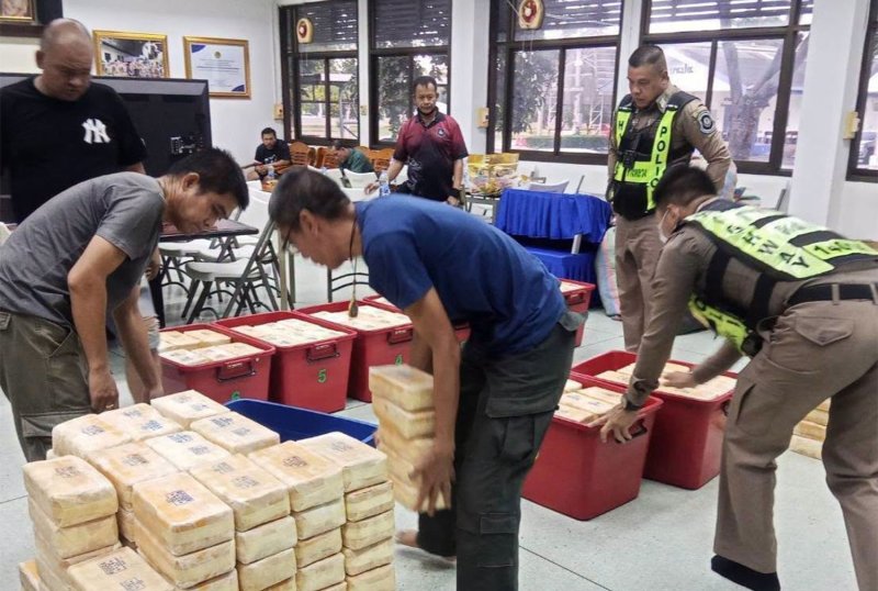ตำรวจทางหลวงตรวจสอบของกลางยาบ้า 7.6 ล้านเม็ด หลังการจับกุมผู้ต้องหาสี่รายในจังหวัดนครสวรรค์ (ภาพ: กองบังคับการตำรวจทางหลวง)