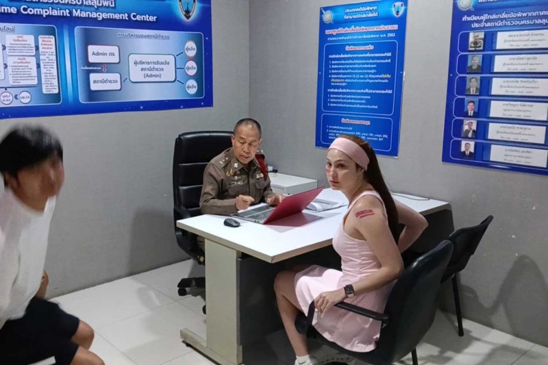 นักแสดงสาว อุษามณี “ขวัญ” ไวทยานนท์ ที่สถานีตำรวจนครบาลลุมพินี เมื่อวันอาทิตย์ (ภาพจากตำรวจ)