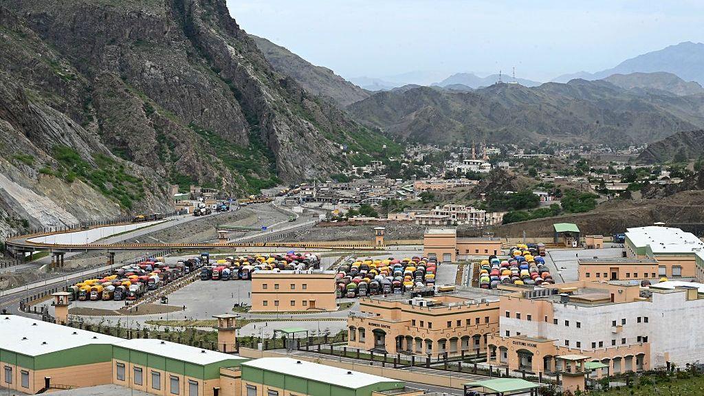รถบรรทุกผู้ลี้ภัยชาวอัฟกันจอดเรียงรายตามทางหลวง Landi Kotal ใกล้ชายแดน Torkham ในจังหวัด Khyber Pakhtunkhwa ของปากีสถาน ขณะรอการส่งตัวกลับอัฟกานิสถานเมื่อวันที่ 28 เมษายน 2026