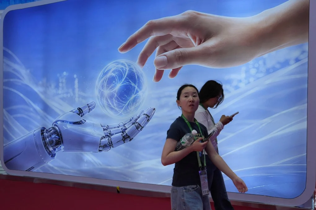 ผู้เยี่ยมชมเดินผ่านจอแสดงผลที่แสดงถึง AI และมือของมนุษย์ในงาน China International Supply Chain Expo ที่กรุงปักกิ่งเมื่อเดือนมิถุนายน