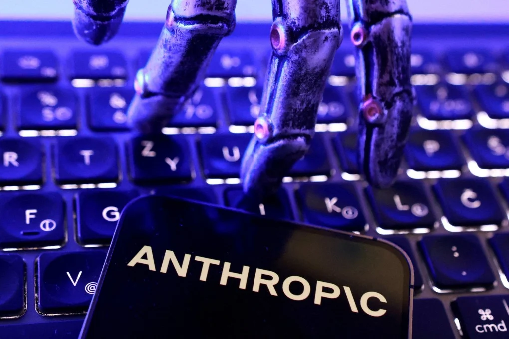 Anthropic โต้ว่าหากหยุดการพัฒนา บริษัทคู่แข่งที่ประมาทน้อยกว่าจะครองอุตสาหกรรม ซึ่งอาจทำให้ภาพรวมไม่ปลอดภัยยิ่งขึ้น ภาพประกอบ: รอยเตอร์