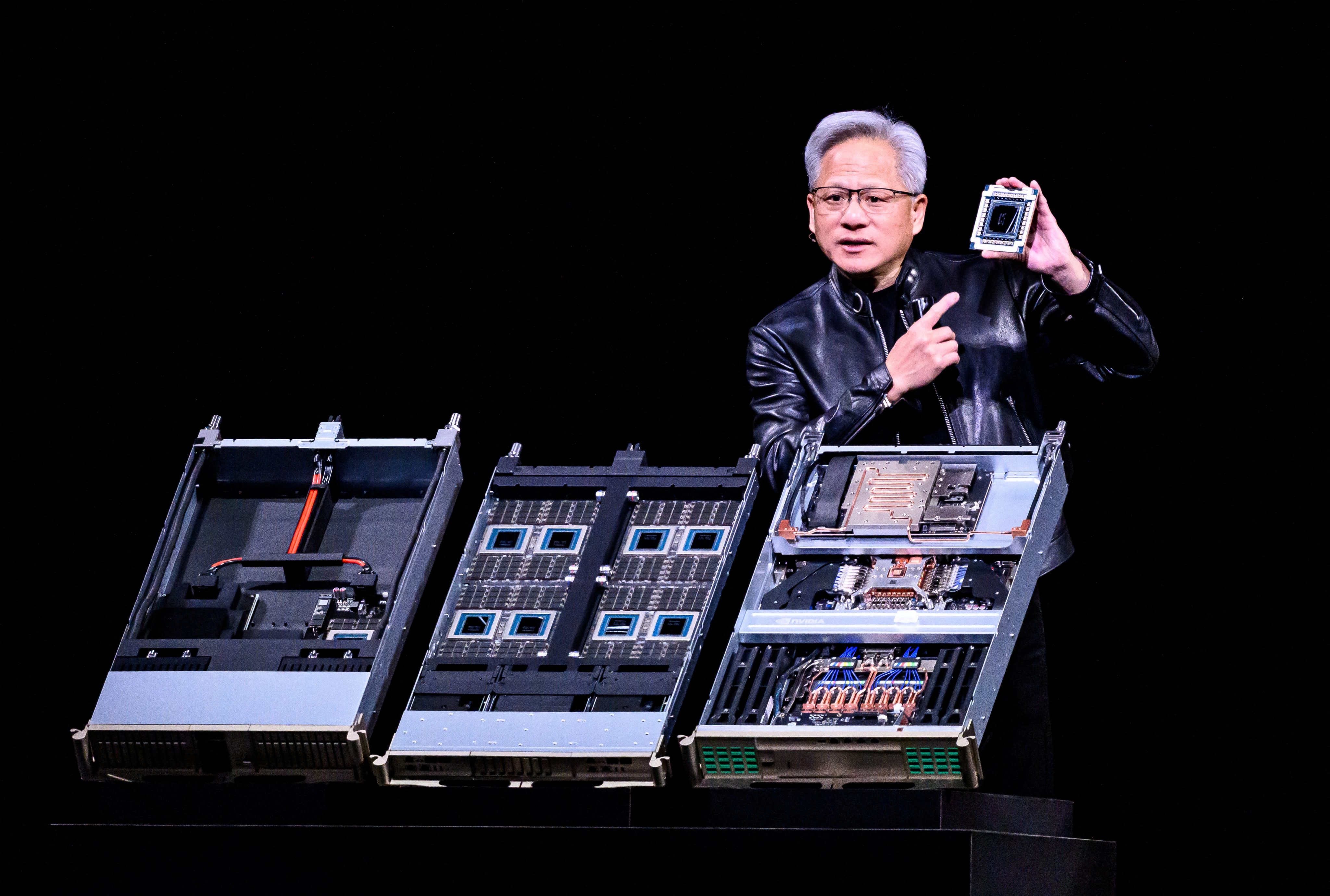 Jensen Huang ซีอีโอ Nvidia แนะนำ Vera Rubin แพลตฟอร์มศูนย์ข้อมูล AI ยุคใหม่ และ Rubin Ultra สถาปัตยกรรม GPU AI ยุคใหม่ ในงานประชุมที่ซานโฮเซ รัฐแคลิฟอร์เนีย เมื่อวันที่ 16 มีนาคม เขายืนยันว่าดีลของ Nvidia ไม่ได้เป็นแบบวงจร
