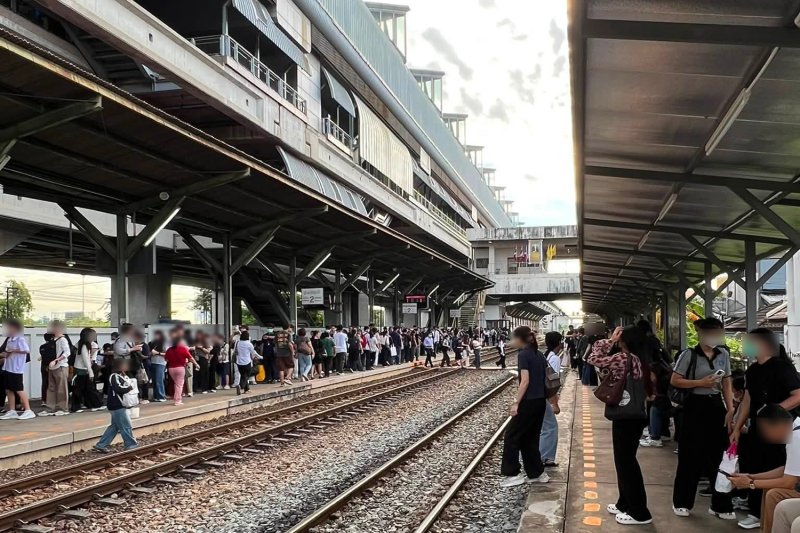 ผู้โดยสารรอรถไฟที่สถานีลาดกระบัง เพื่อเดินทางเข้ากรุงเทพฯ เมื่อวันอังคาร หลังแอร์พอร์ต เรล ลิงก์ ลดความถี่การเดินรถเหลือทุก 15 นาที เป็นวันที่สอง (ภาพ: รถไฟไทย การเดินทาง : RodfaiThai ผ่านบัญชี X @JS100radio)